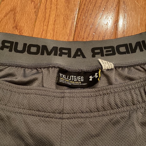 Under Armour athletic shorts - Picture 3 of 3